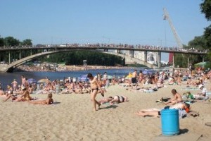 Киевлянам не рекомендуют купаться на столичных пляжах