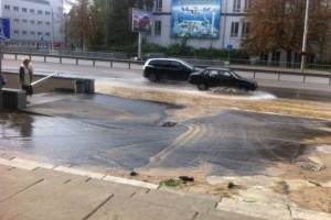 Дождь необязателен: в Киеве потоп на проспекте (фото)
