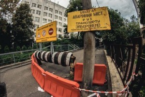 В Киеве закрыли самый старый мост