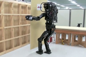 Создан робот-строитель. Инструмент или полноценная рабочая сила? (ВИДЕО)