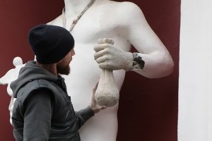 В Одессе "реанимируют" пострадавшую от вандалов известную статую (фото)