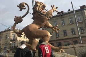 У Львові побільшало левів: встановили бронзового з нагоди 100-ліття ЗУНР (фото)