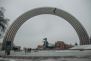 В столице "треснула" арка Дружбы народов (ФОТО)