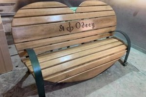 В Одессе устанавливают необычную "сердечную" скамейку (ФОТО)