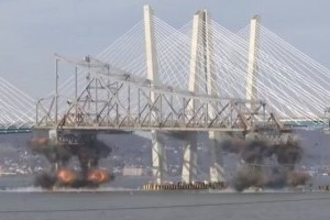 Зрелищно: в Нью-Йорке взорвали старый мост, не задев при этом новый (видео)