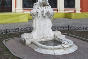 В Одессе вандалы повредили известную скульптуру (фото)