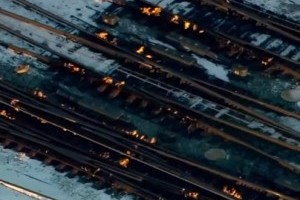 Украинцам на заметку: в Чикаго подожгли рельсы, чтобы растопить лед на железной дороге (видео)