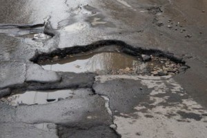 В Днепре водители своими руками засыпали ямы на дороге (фото)