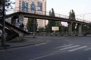 В Киеве на ремонт закроют популярный пешеходный мост