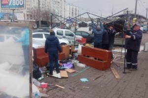 В Киеве у станции метро «Минская» убрали палатки стихийной торговли