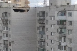 Из-за ветра под Киевом обвалилась часть стены многоэтажки (фото)