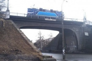 Опасность повсюду: в Киеве разрушается железнодорожный мост (фото)