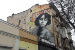 Вместо странного рисунка на стене одесского дома появился мурал с известной актрисой (фото)