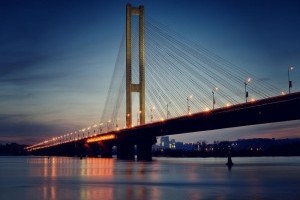 На одному з мостів Києва на місяць обмежать рух транспорту 