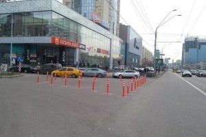 В Києві злісним паркувальникам унеможливили порушення ПДР на ще одній ділянці (фото)