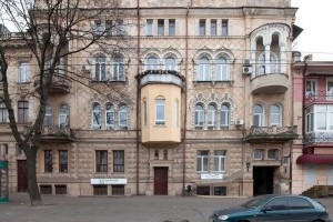 Нарочно не придумаешь: в Одессе испортили балкон на 130-летнем здании (фото)