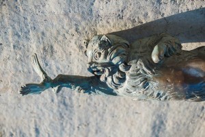 Бронзовий "потопельник": у Вінниці з дна річки дістали скульптуру, понищену вандалами (фото)