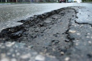 Как после бомбежки: дрон показал состояние одной из дорог в Винницкой области (видео)