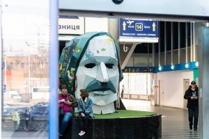 На Південному вокзалі Києва з'явилась незвична скульптура (фото)