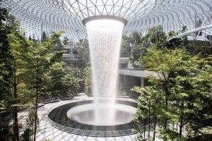 В Сингапуре открыли аэропорт с крупнейшим в мире искусственным водопадом (фото, видео)