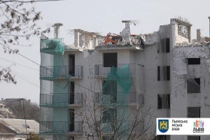У Львові почали зносити незаконну семиповерхівку (фото)