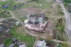 МЧСники одним взрывом снесли заброшенный дом культуры (видео)