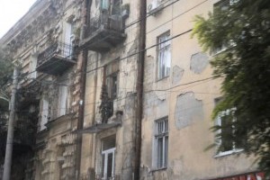 На памятнике архитектуры в центре Одессы балкон рассыпался просто на головы прохожим (фото)