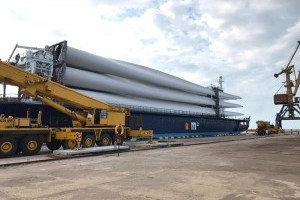До Херсонщини прибули комплектуючі для будівництва найпотужнішої вітроелектростанції (ФОТО)