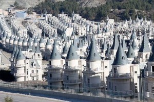 ВИДЕО ДНЯ: Сотни одинаковых вилл-«замков» брошены застройщиком в Турции