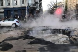 В центре Киева прорвало трубы теплоснабжения – и в образовавшиеся в асфальте ямы провалились машины (ФОТО, ВИДЕО)