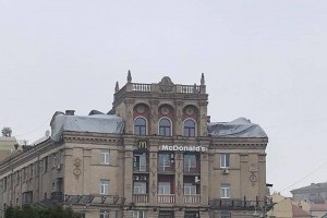  На столичном Майдане продолжили строить скандальный "скворечник" (видео)
