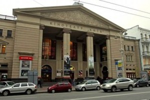 «Дах у жахливому стані, пліснява на стелі»: як рятуватимуть столичний кінотеатр «Київ»