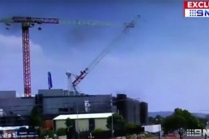 ВІДЕО ДНЯ: Дивне падіння баштового крану на будмайданчику в Сіднеї