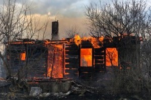 Зруйновані вогнем домівки на Житомирщині. Чи компенсують втрату житла постраждалим