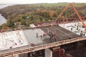 Строительство Запорожского моста: закончена проезжая часть нового моста через Старый Днепр (ФОТО)