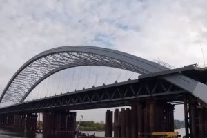 Строительство Подольско-Воскресенского моста: как устанавливают арочную конструкцию (ВИДЕО)
