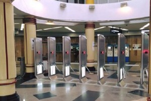 В столичному метро встановили турнікети, які не сподобаються "стрибучим зайцям" (ФОТО)