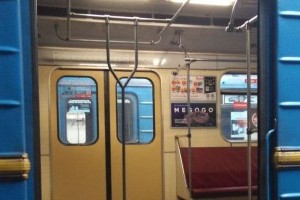 Дополнительные вертикальные поручни в киевском метро: столичная подземка удивила новым экспериментом (ФОТО)