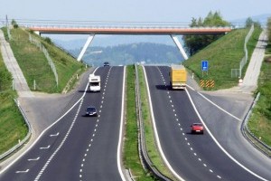 В Укравтодоре сообщили, что дороги стали дешевле, безопаснее и долговечнее. Что говорит статистика?