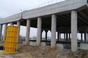Будують з грудня 2012: мостоперехід у Херсоні закінчать до 1 травня, але потрібно ще 400 млн гривень