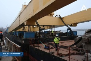 Будівництво запорізького мосту: в Україну повернувся найпотужніший плавучий кран Європи LK-800 (ФОТО)