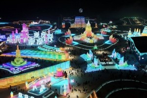 Величезне місто зі снігу та льоду: в Китаї побудували зимовий парк розваг, який вражає масштабами (ФОТО)