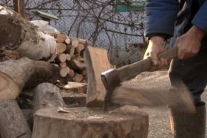 Платежка на газ почти вдвое больше пенсии: украинцы в селах массово отапливаются дровами