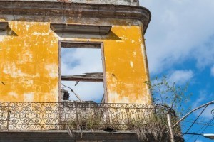 Чи потрібно погоджувати реконструкцію будинку, якщо він зруйнований?