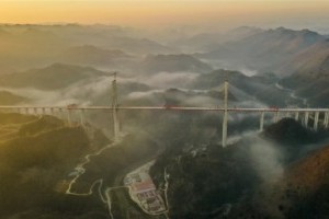 Мегастройки: в Китае показали стыковку автомобильных пролетов моста длиной почти 2 тысячи метров (ФОТО)