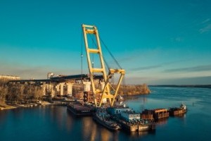 Строительство моста в Запорожье: самый большой плавкран Европы перевез и установил временные конструкции (ФОТО)
