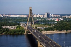 Водителям на заметку: в Киеве на сутки ограничат движение по Московскому мосту
