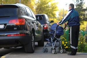 Тротуары без автомобилей: Кабмин обновил правила для парковок, это увеличит доходы местных бюджетов
