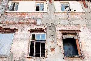В Украине стремительно растет количество аварийного и ветхого жилья: рейтинг областей