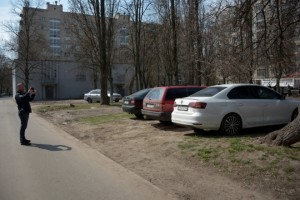 За паркування на газоні отримали штрафи: інспектори вийшли на рейди дворами Києва (ФОТО)
